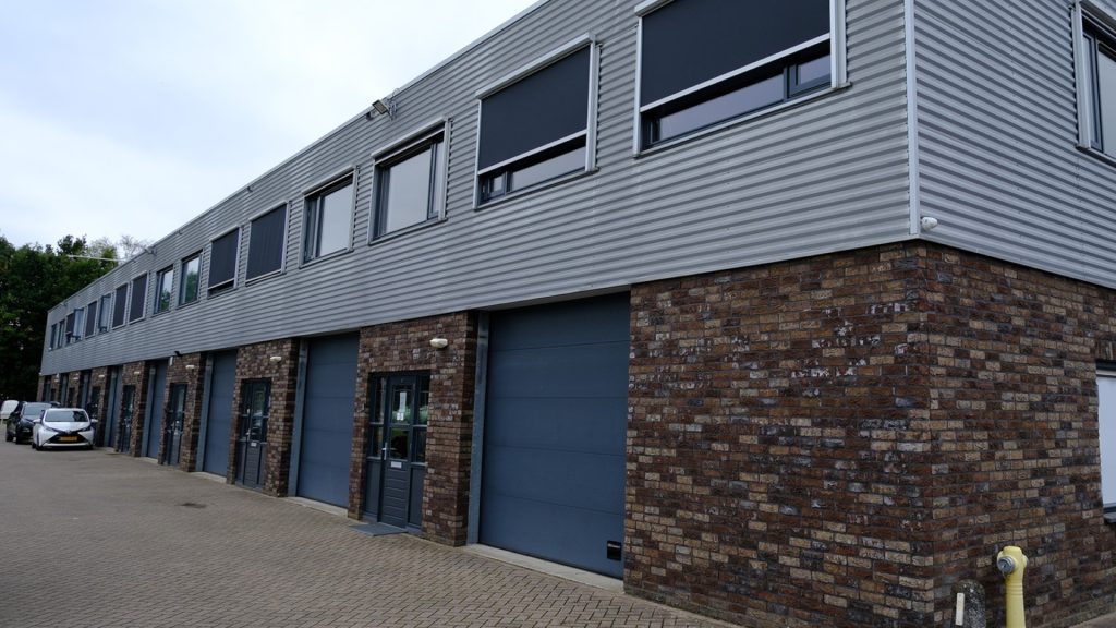 Buitenaanzicht van bedrijfsverzamelgebouw waar Anderszo in is gevestigd
