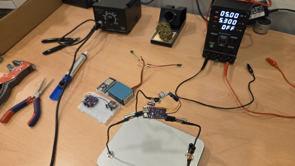 Werkplek op kantoor bij Anderszo met soldeerstation