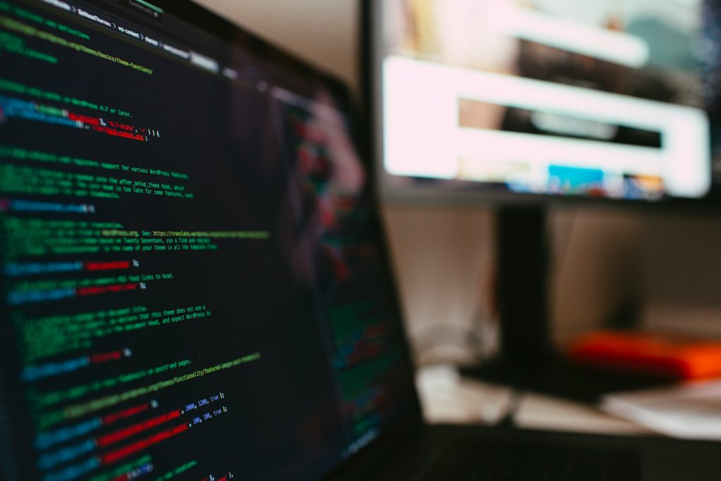 Computerbeeldscherm met daarop code van een programmeertaal